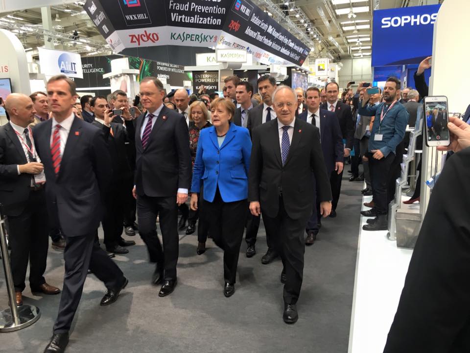 Le Président de la Confédération, Johann N. Schneider Amman et la Chancelière allemande, Angela Merkel